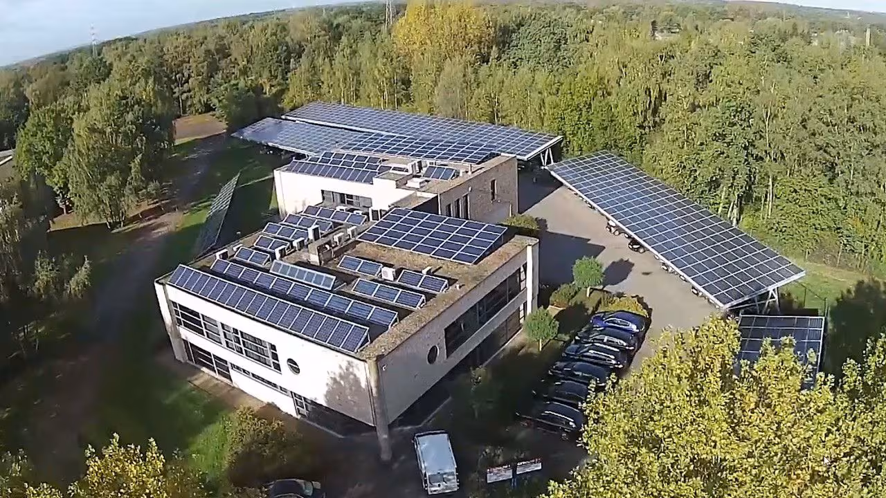 Luchtfoto van EVport Business Center met zonnepanelen op daken en carports